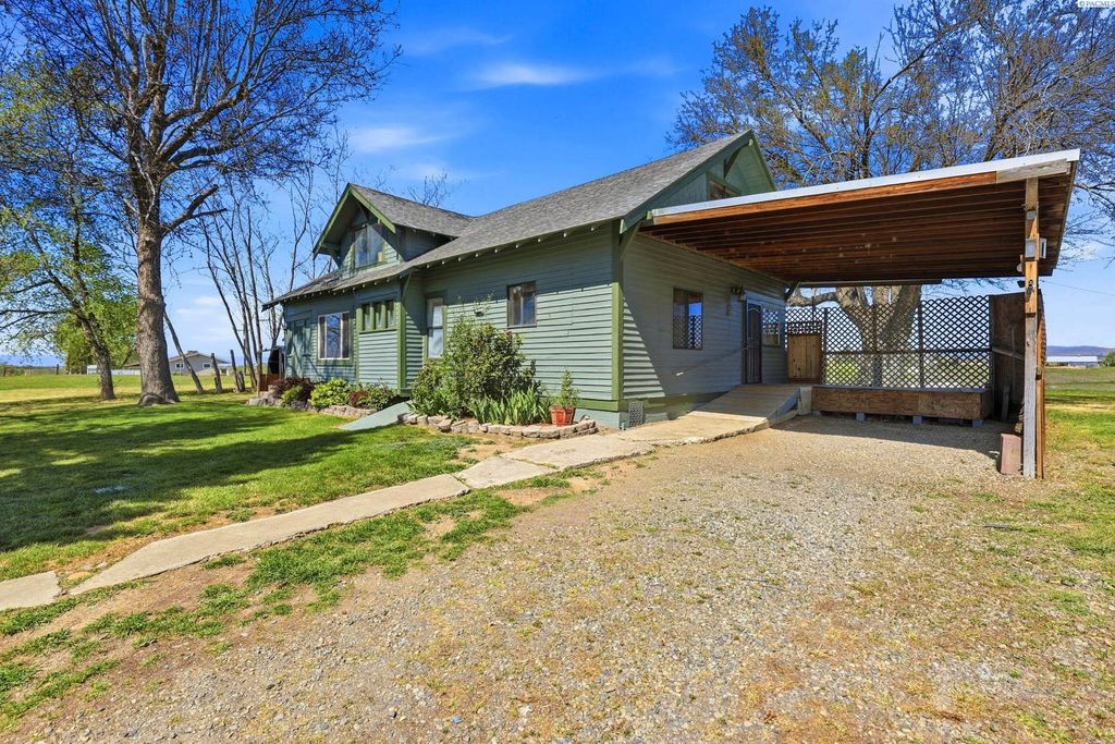 Photo of 721 Blaine Drive, Granger, WA 98932 (MLS # 292100)