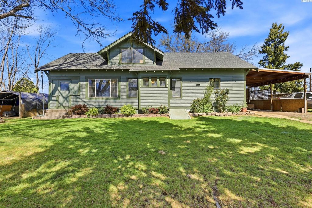 Photo of 721 Blaine Drive, Granger, WA 98932 (MLS # 292100)