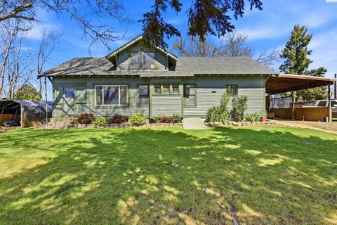 Photo of 721 Blaine Drive, Granger, WA 98932 (MLS # 292100)