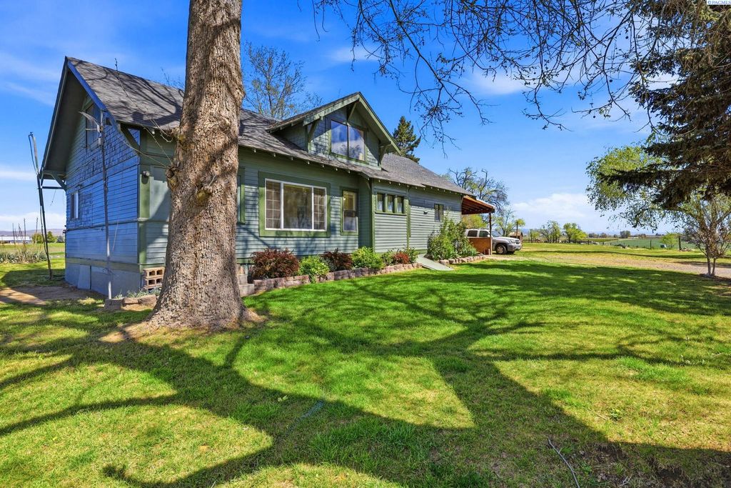 Photo of 721 Blaine Drive, Granger, WA 98932 (MLS # 292100)