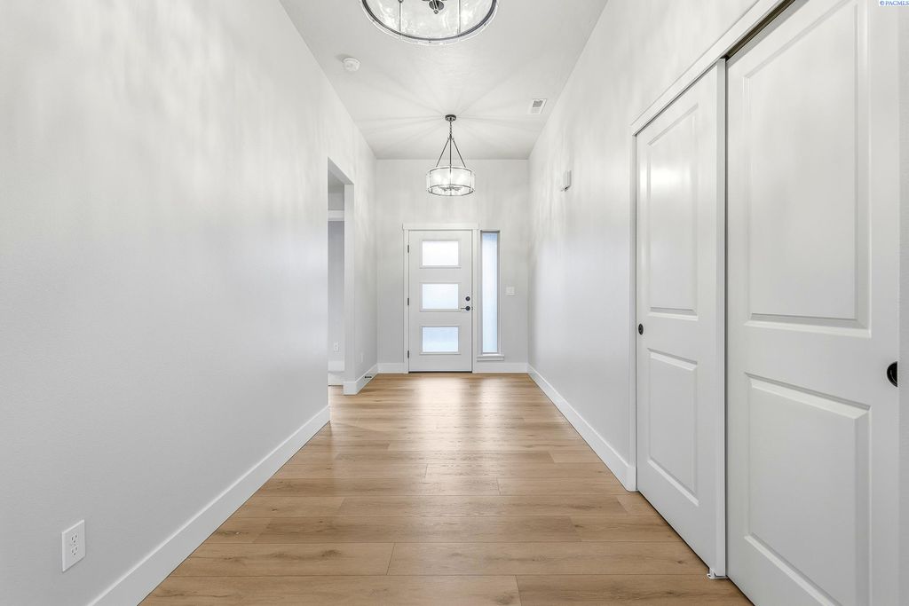 Photo of 2834 S Penn St, Kennewick, WA 99338 (MLS # 291146)