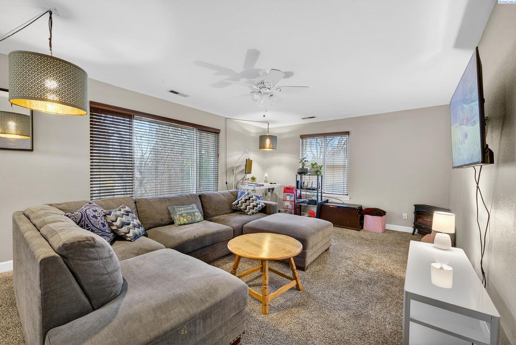 Photo of 3121 W Hood Ave #I-201, Kennewick, WA 99336 (MLS # 290009)