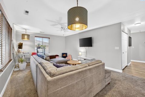 Photo of 3121 W Hood Ave #I-201, Kennewick, WA 99336 (MLS # 290009)