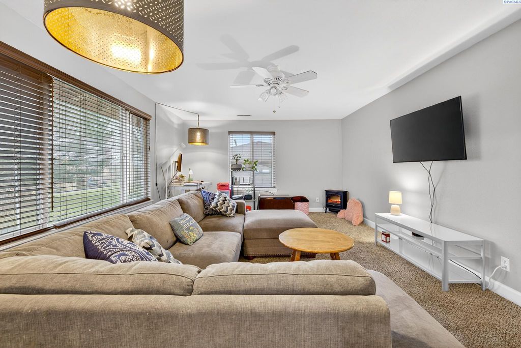 Photo of 3121 W Hood Ave #I-201, Kennewick, WA 99336 (MLS # 290009)