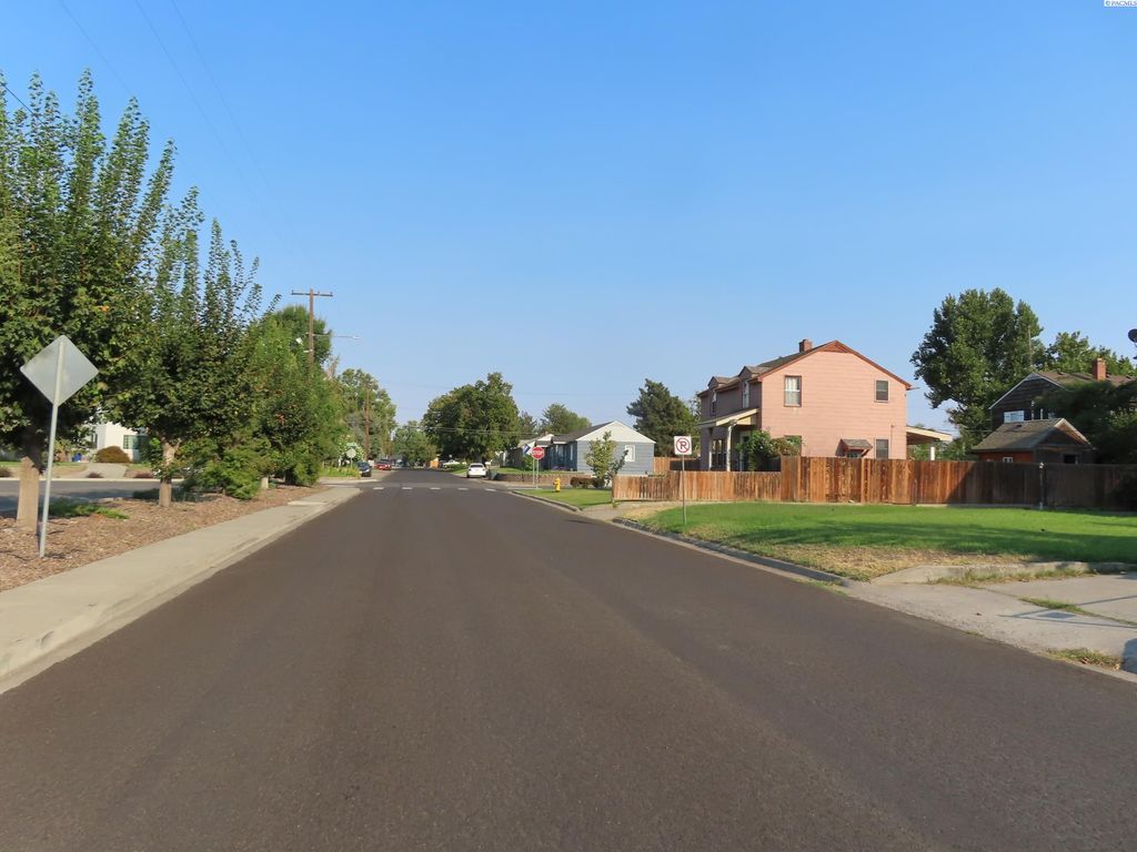 Photo of 709 Comstock St, Richland, WA 99352 (MLS # 287983)