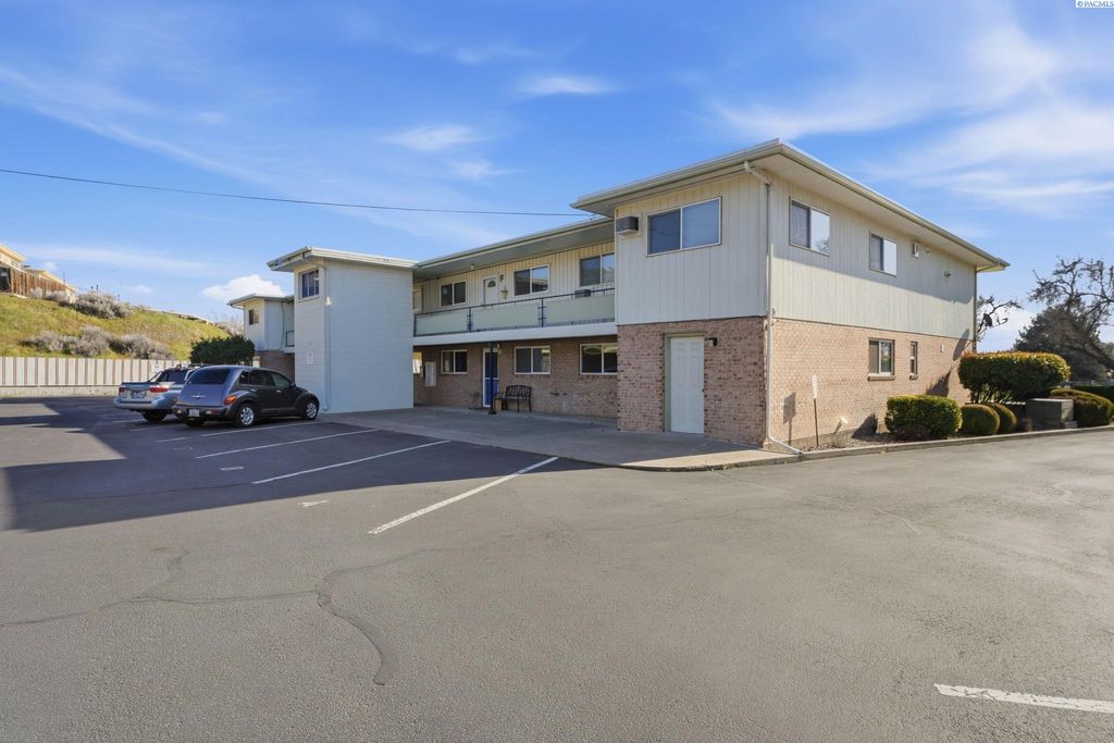 Photo of 119 N Wavelry Place #A, Kennewick, WA 99336 (MLS # 291394)