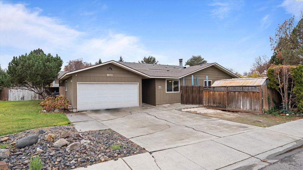 Photo of 803 N Quillan Street, Kennewick, WA 99336 (MLS # 289168)