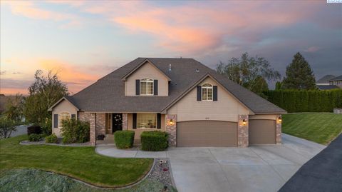 Photo of 671 Clermont Dr, Richland, WA 99352 (MLS # 293131)