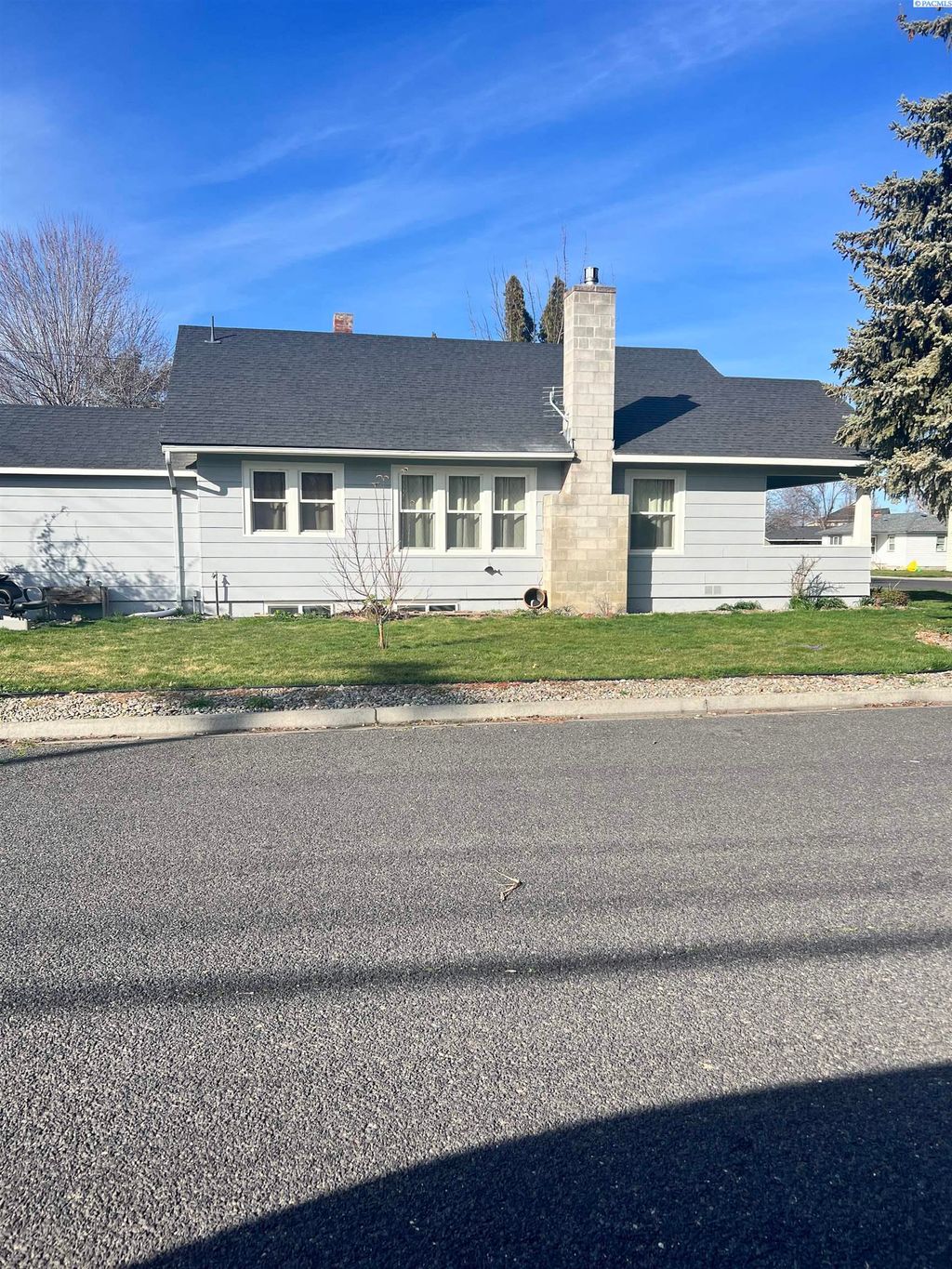 Photo of 619 Court St, Prosser, WA 99350 (MLS # 291110)
