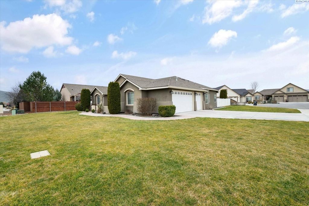 Photo of 1527 Jade Ave, West Richland, WA 99353 (MLS # 290023)