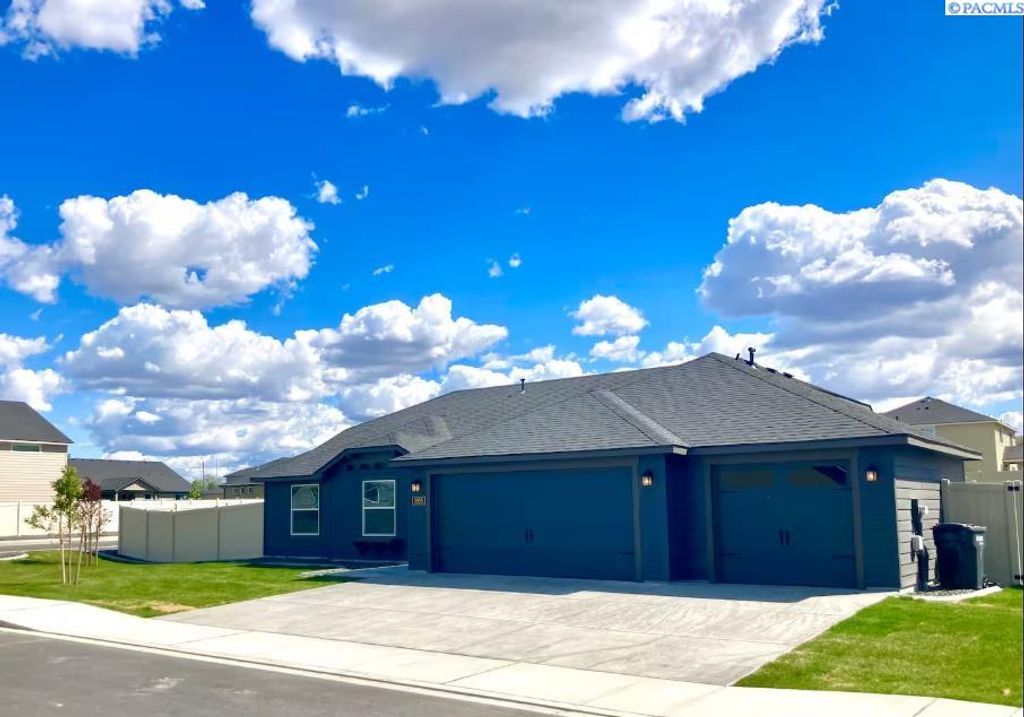 Photo of 3895 Curtis Dr, West Richland, WA 99353 (MLS # 292897)
