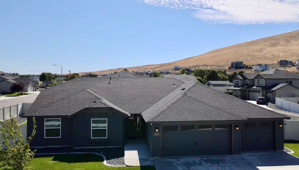 Photo of 3895 Curtis Dr, West Richland, WA 99353 (MLS # 292897)
