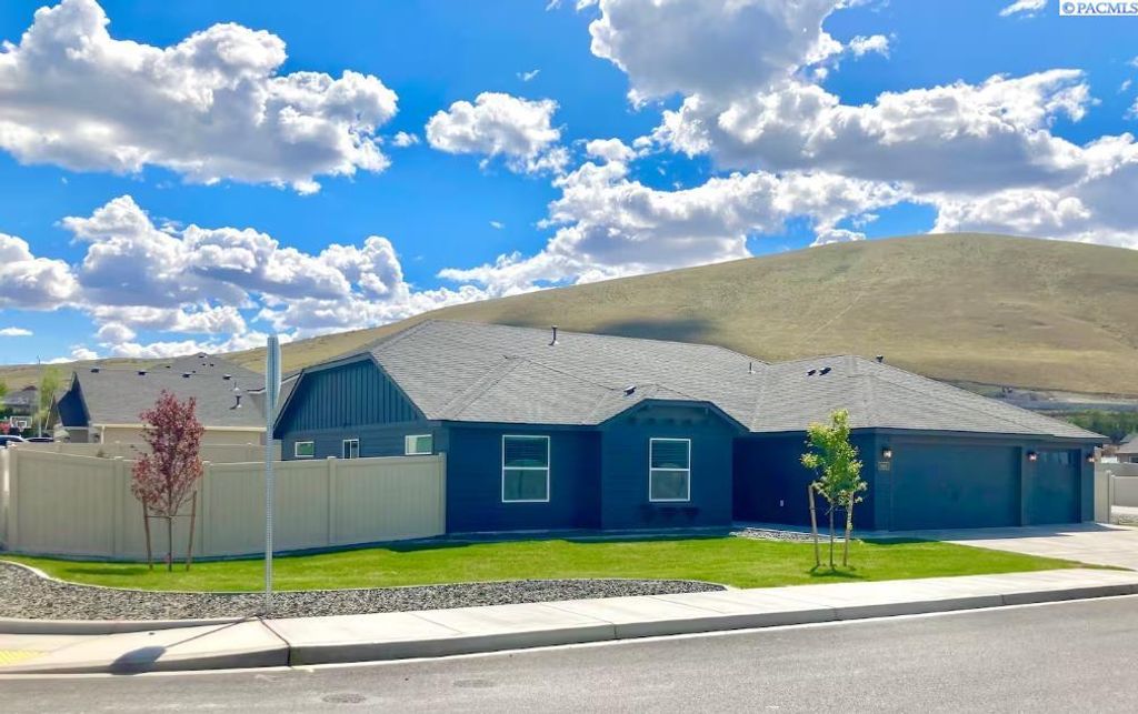 Photo of 3895 Curtis Dr, West Richland, WA 99353 (MLS # 292897)