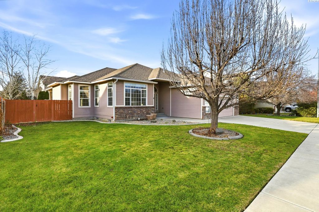 Photo of 116 S Idaho St, Kennewick, WA 99336 (MLS # 289391)