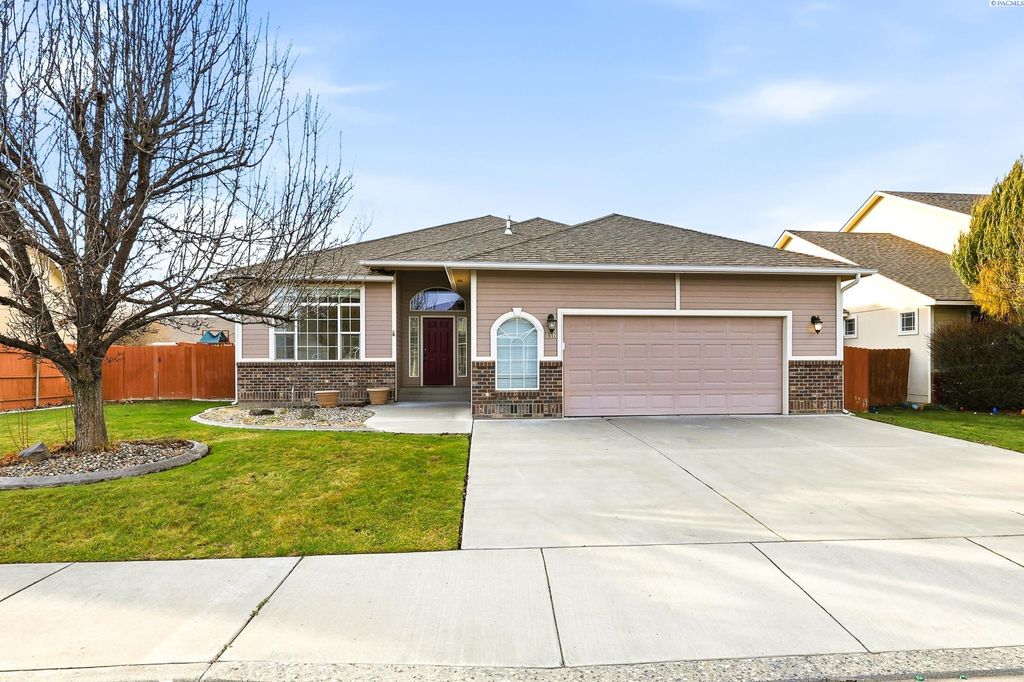 Photo of 116 S Idaho St, Kennewick, WA 99336 (MLS # 289391)