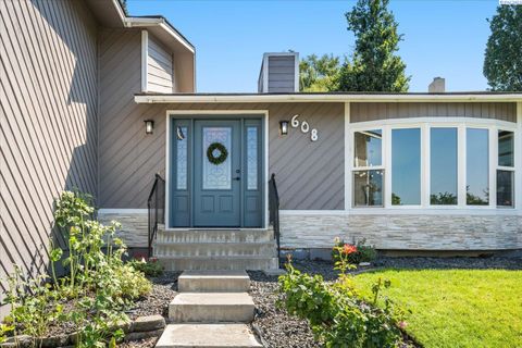 Photo of 608 Meadows Drive South Dr, Richland, WA 99352 (MLS # 288057)