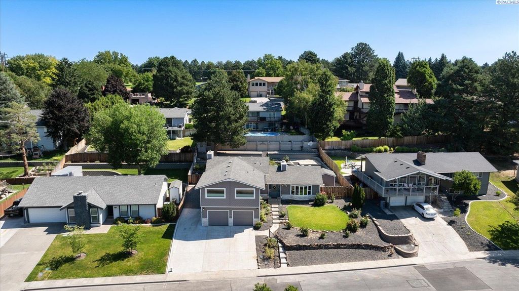 Photo of 608 Meadows Drive South Dr, Richland, WA 99352 (MLS # 288057)