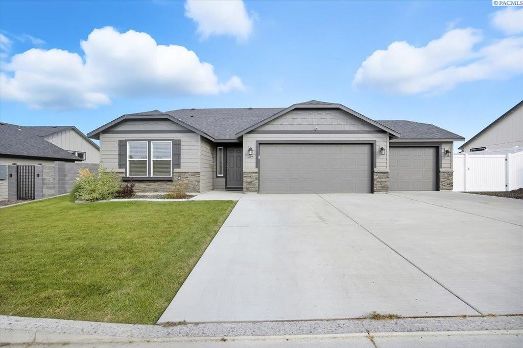 Photo of 109 Bitters Lp Loop, Grandview, WA 98930 (MLS # 288011)
