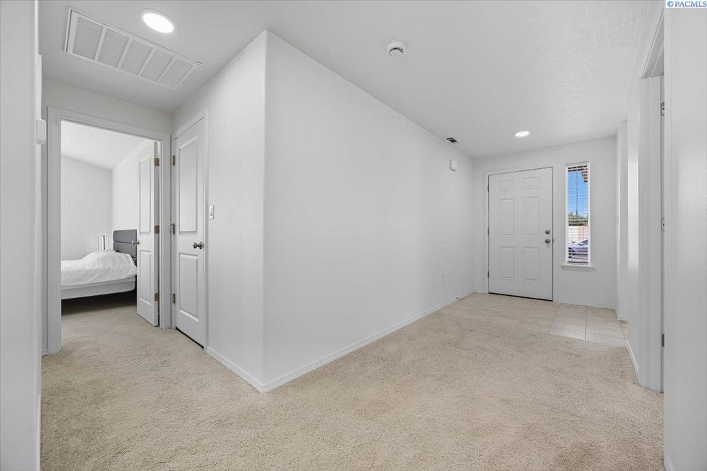 Photo of 109 Bitters Lp Loop, Grandview, WA 98930 (MLS # 288011)