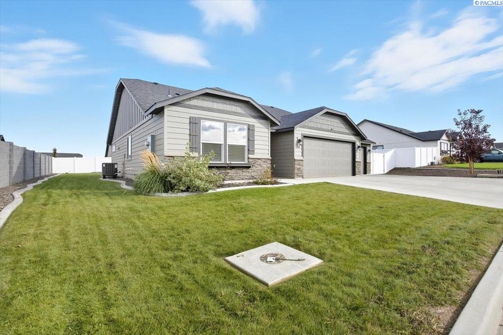 Photo of 109 Bitters Lp Loop, Grandview, WA 98930 (MLS # 288011)