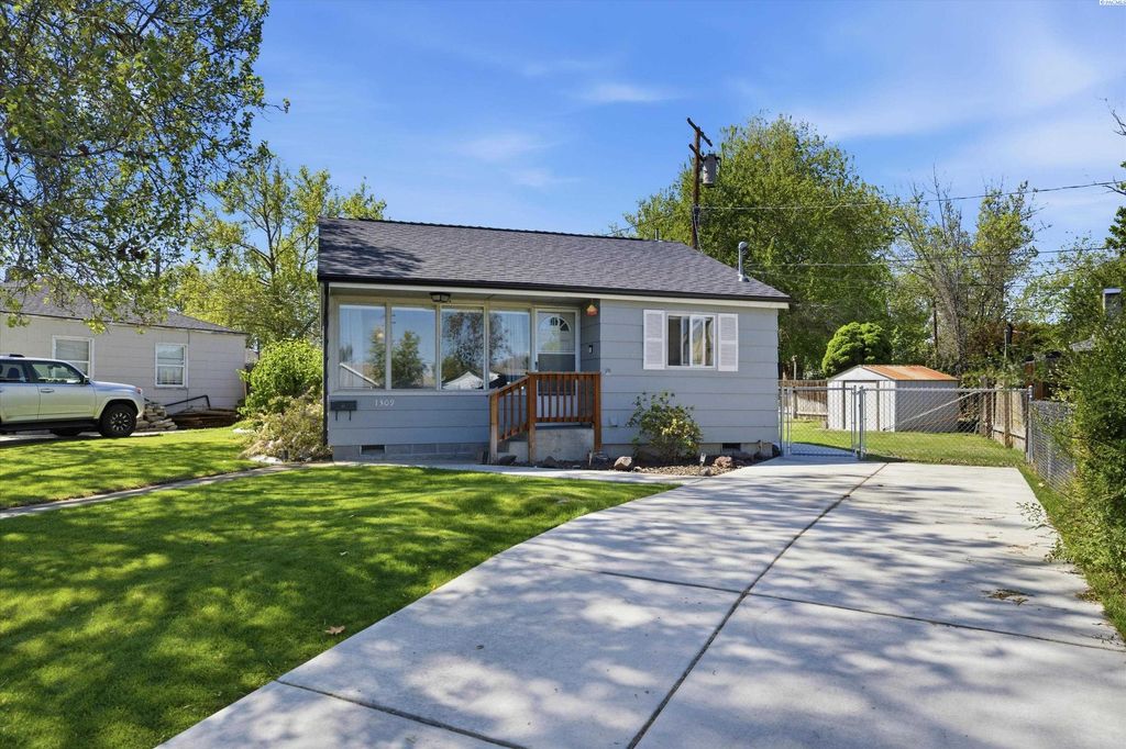 Photo of 1309 Totten Ave, Richland, WA 99354 (MLS # 292448)
