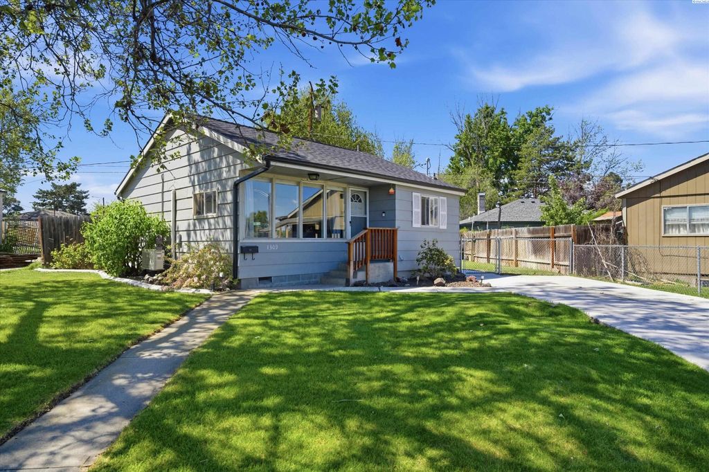 Photo of 1309 Totten Ave, Richland, WA 99354 (MLS # 292448)