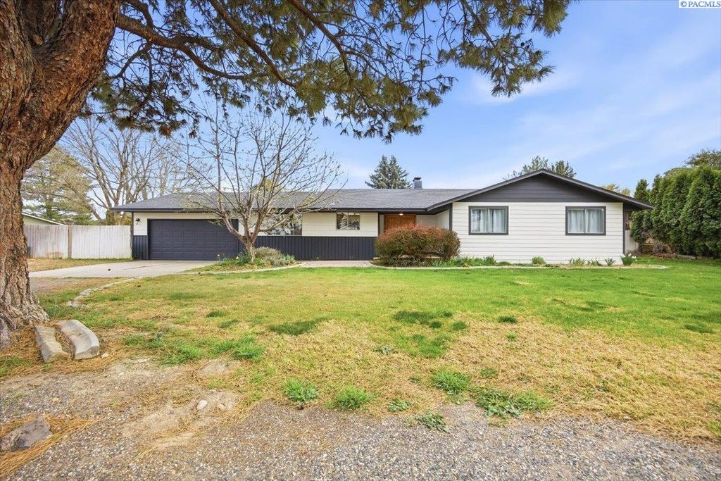 Photo of 818 E Eastlake Dr, Kennewick, WA 99337 (MLS # 291506)