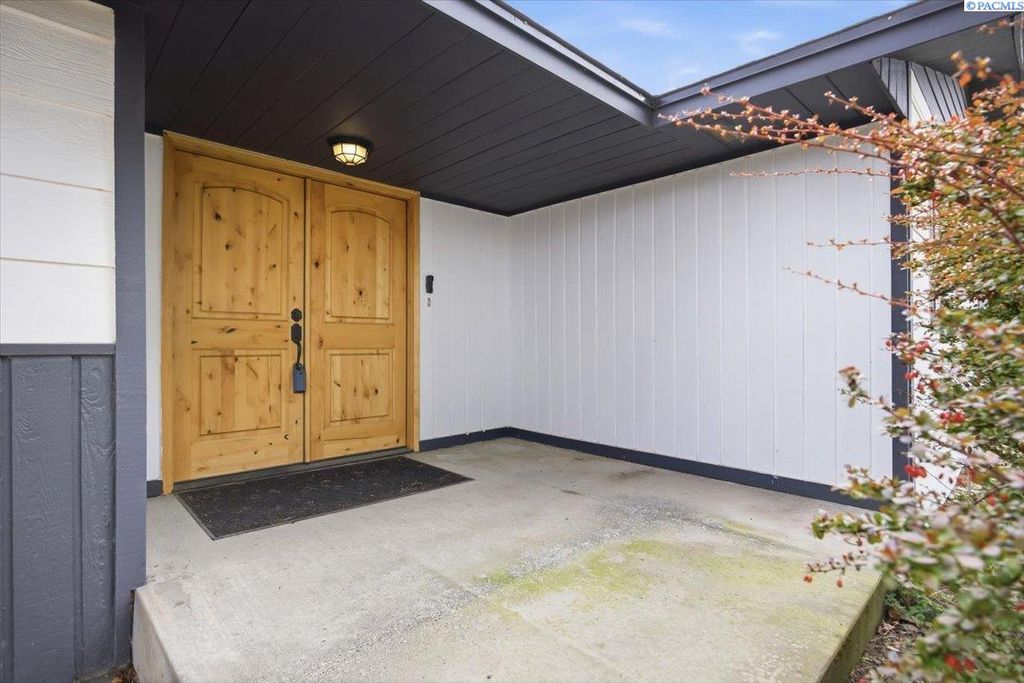 Photo of 818 E Eastlake Dr, Kennewick, WA 99337 (MLS # 291506)