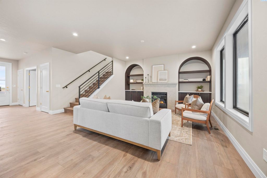 Photo of 184 Taylor Lane, Pasco, WA 99301 (MLS # 290183)