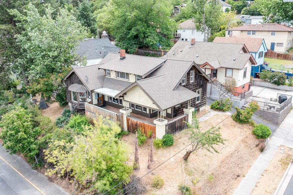 Photo of 205 SE High St, Pullman, WA 99163 (MLS # 289849)