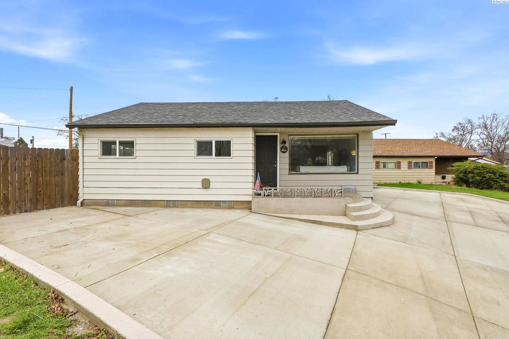 Photo of 910 Snow Ave, Richland, WA 99352 (MLS # 290389)
