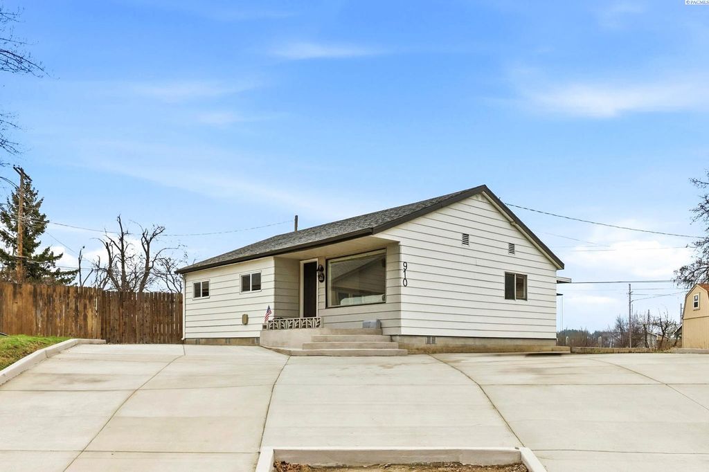 Photo of 910 Snow Ave, Richland, WA 99352 (MLS # 290389)