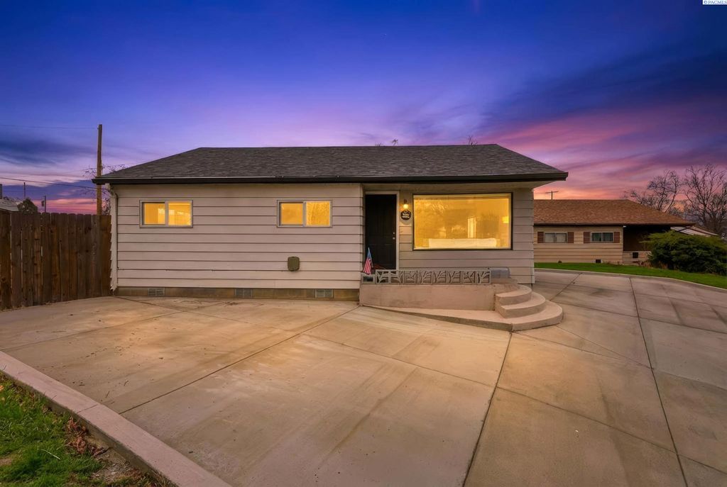 Photo of 910 Snow Ave, Richland, WA 99352 (MLS # 290389)