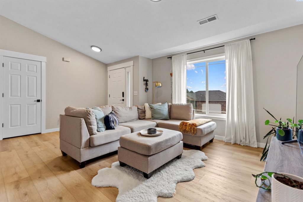 Photo of 3711 Desert Plateau Dr, Pasco, WA 99301 (MLS # 289332)