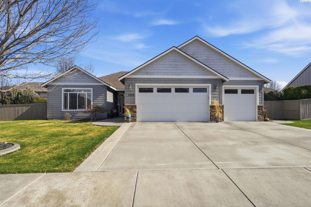 Photo of 1909 S Fillmore St, Kennewick, WA 99338 (MLS # 291168)
