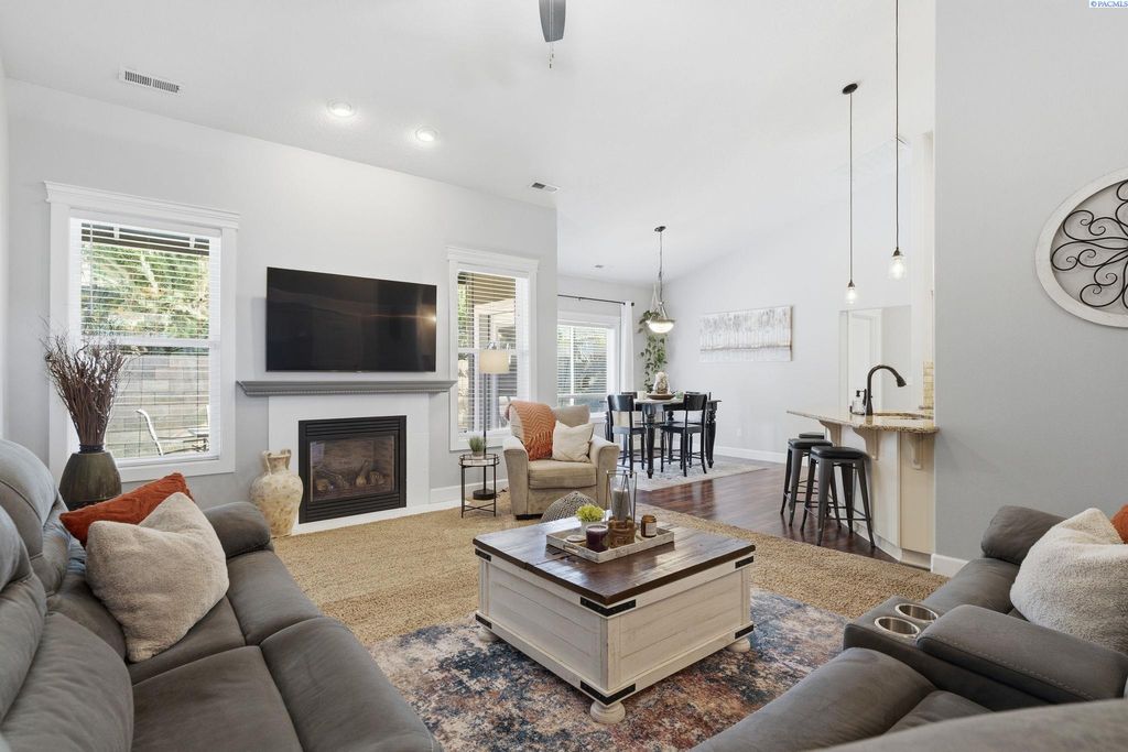 Photo of 1909 S Fillmore St, Kennewick, WA 99338 (MLS # 291168)