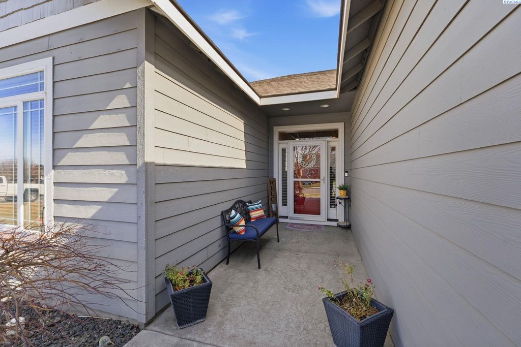 Photo of 1909 S Fillmore St, Kennewick, WA 99338 (MLS # 291168)
