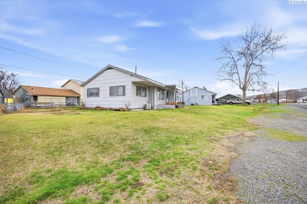 Photo of 410 Robert Ave, Richland, WA 99352 (MLS # 289377)