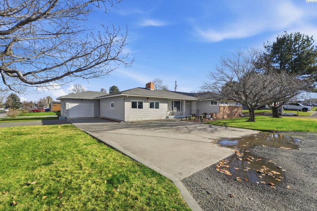 Photo of 1610 N Young St, Kennewick, WA 99336 (MLS # 290457)