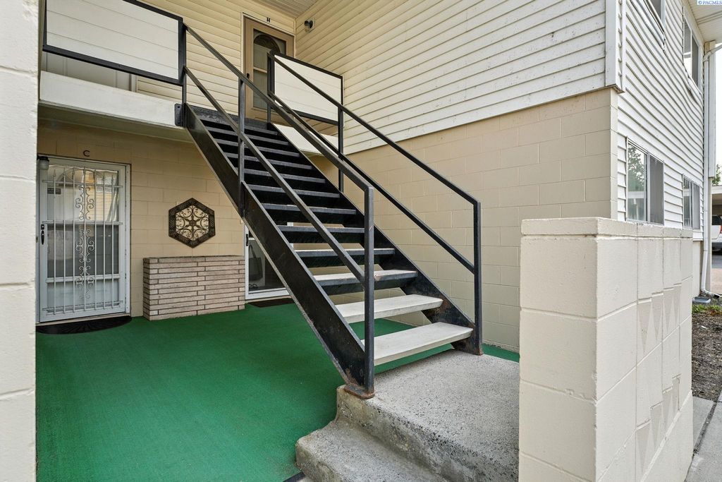 Photo of 1307 Goethals Dr #C, Richland, WA 99354 (MLS # 287239)