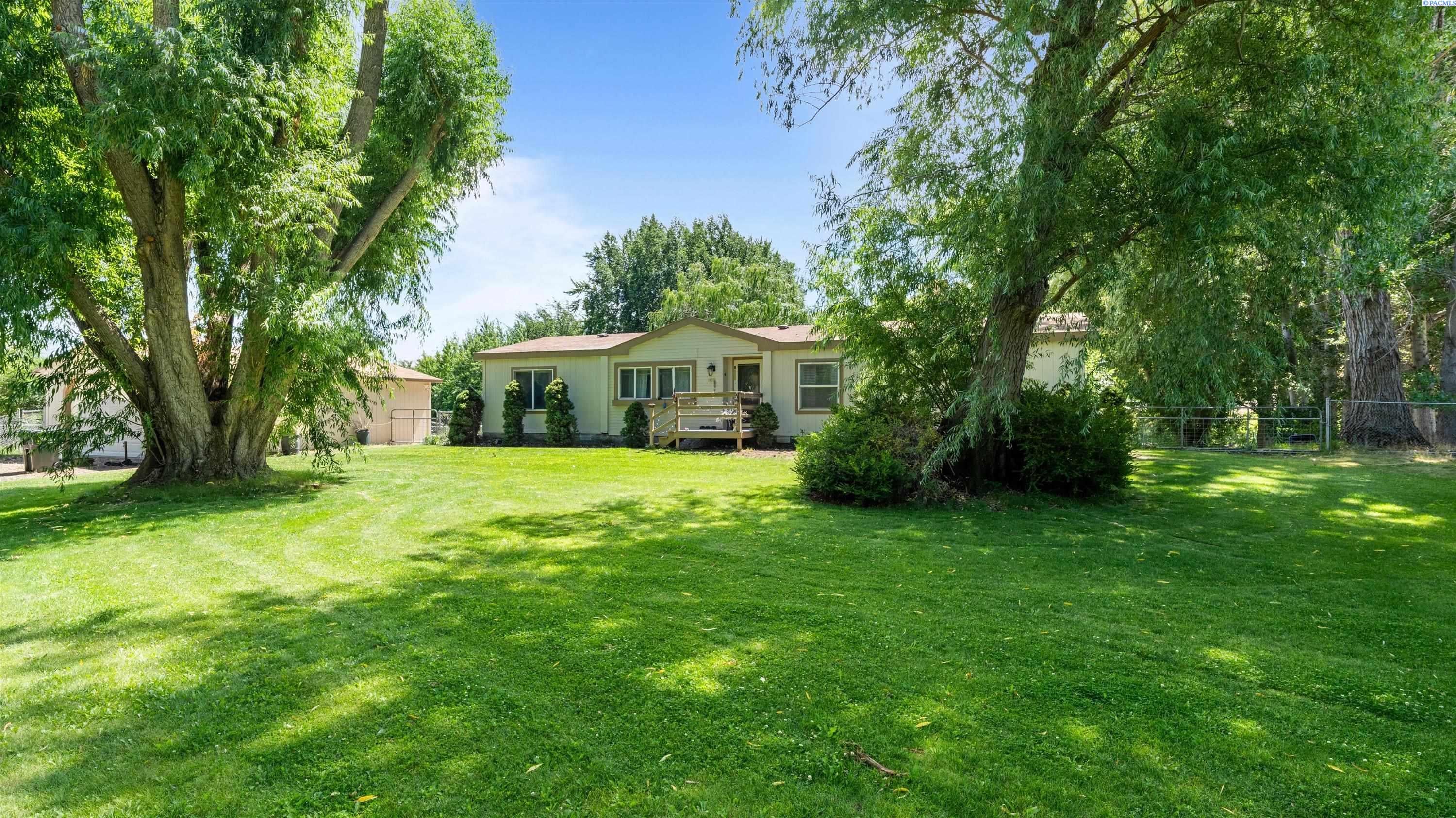 Photo 1 of 32 — 1011 Babs Ave, Benton City, WA 99320