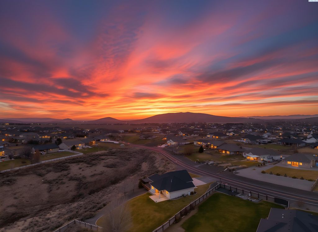 Photo of 16006 S Fairview Lp, Kennewick, WA 99338 (MLS # 289978)