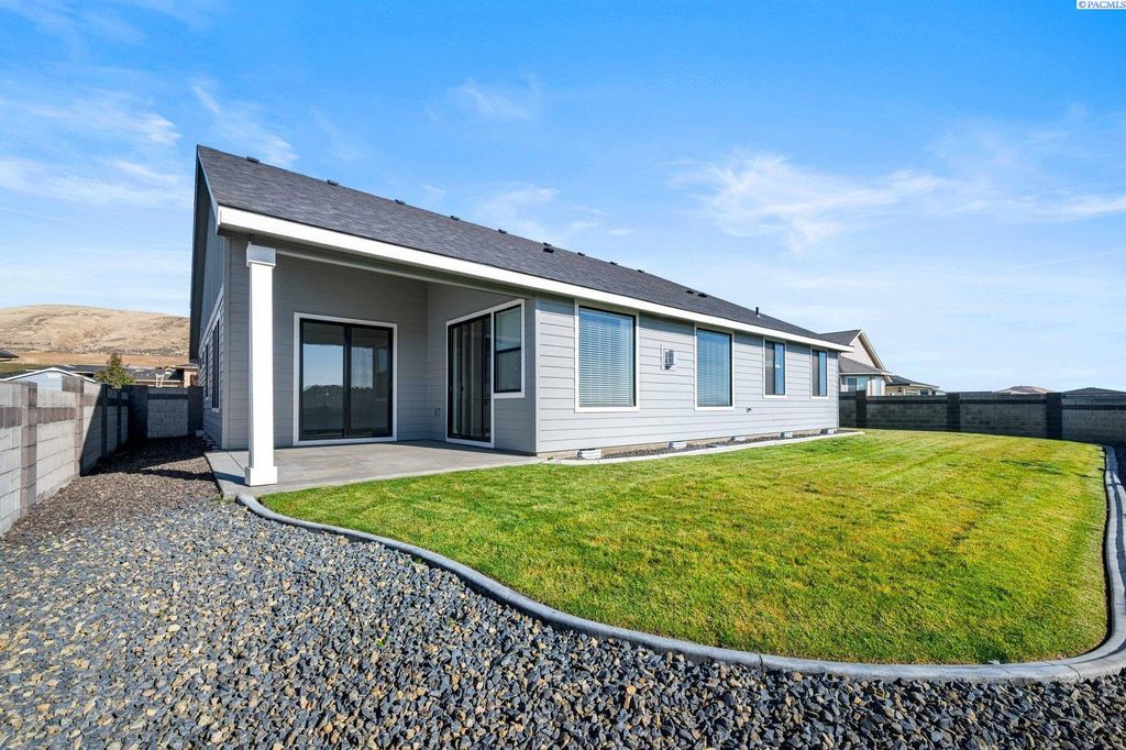 Photo of 3923 Highview St, Richland, WA 99352 (MLS # 287406)