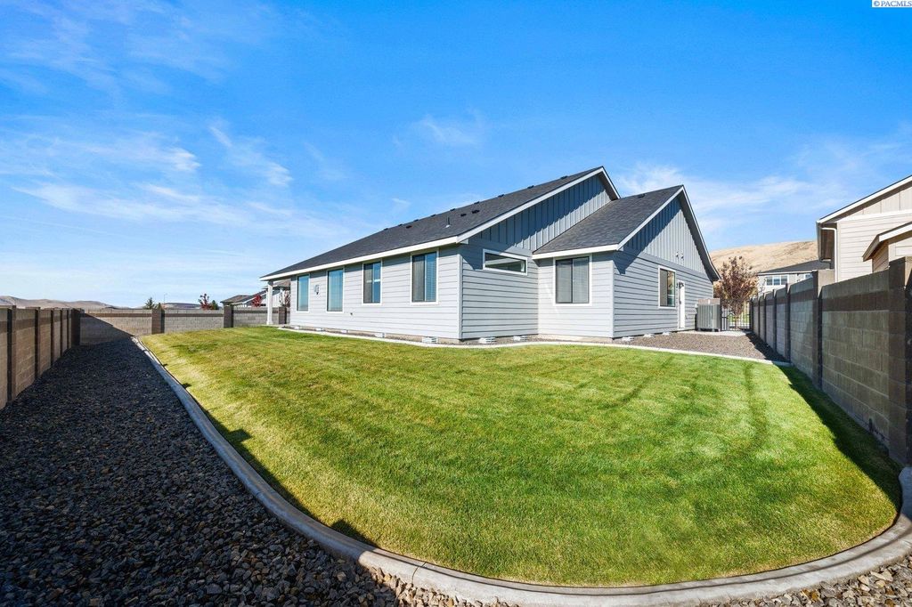 Photo of 3923 Highview St, Richland, WA 99352 (MLS # 287406)