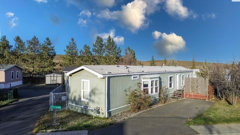 Photo of 260 NW Golden Hills Dr #6, Pullman, WA 99163 (MLS # 289414)