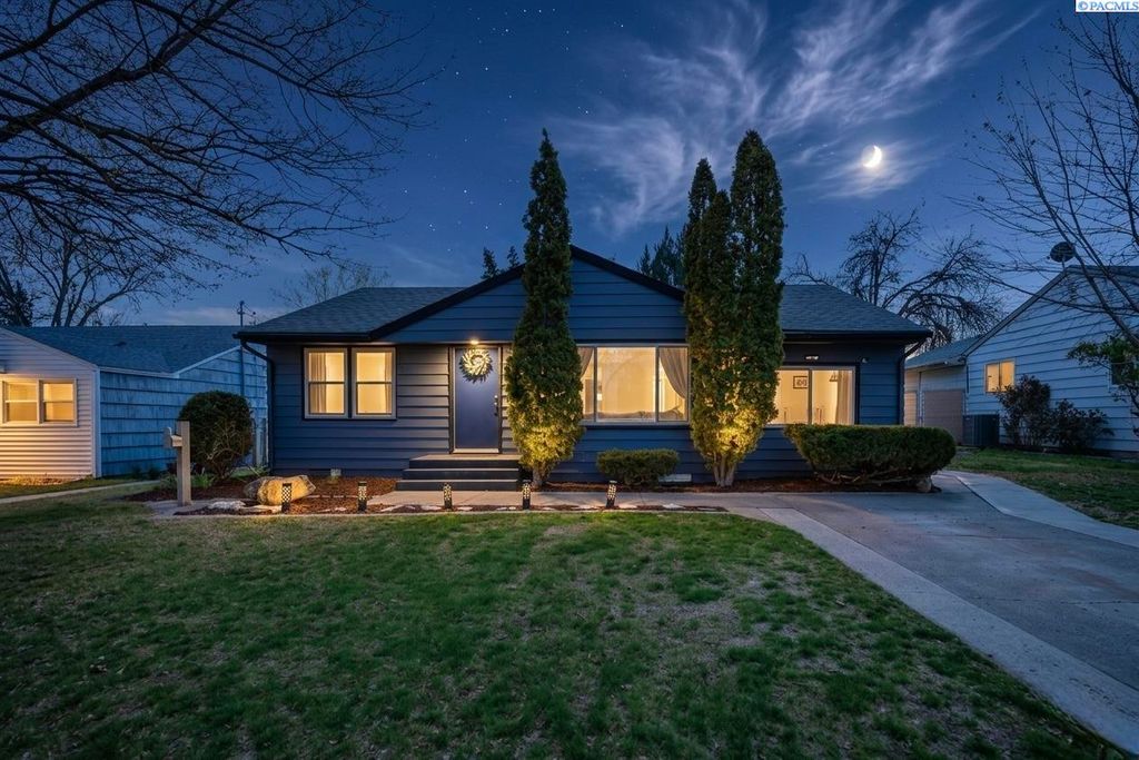 Photo of 1913 W 2nd Ave, Kennewick, WA 99336 (MLS # 291764)