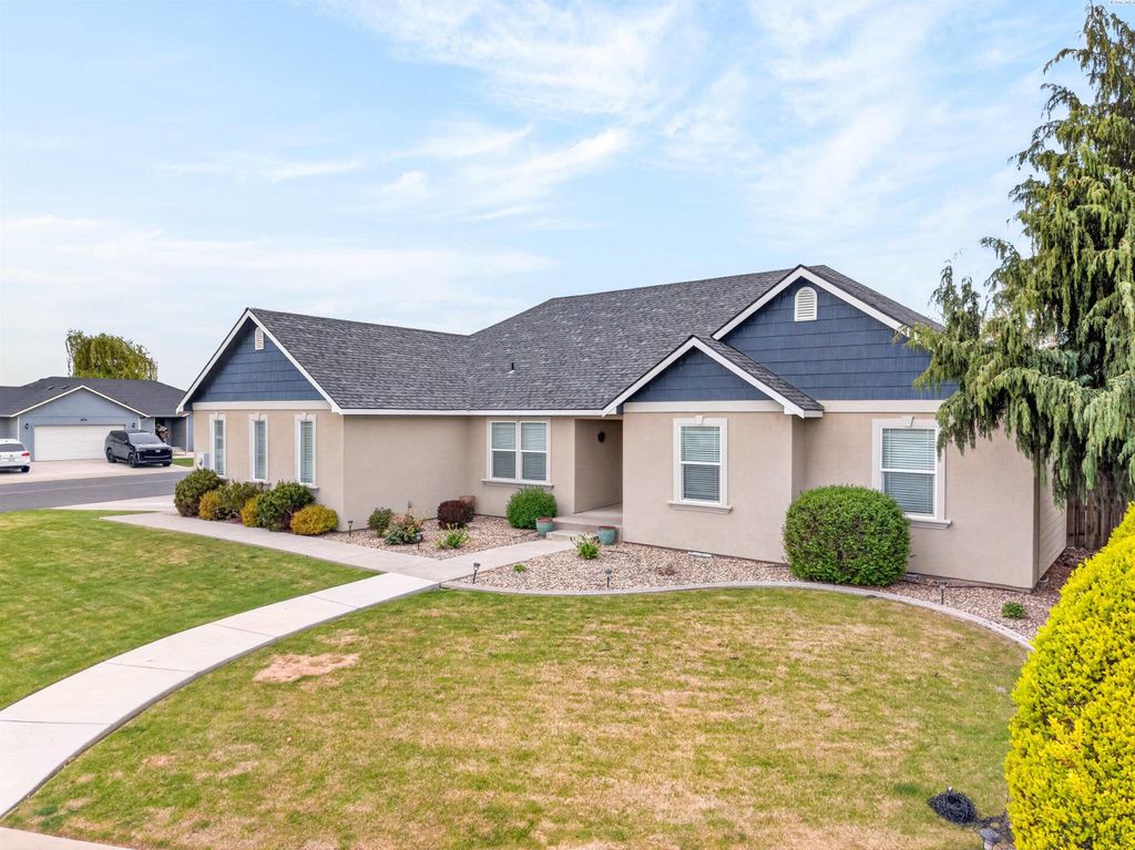 Photo of 1911 Wyant Dr, Grandview, WA 98930 (MLS # 292203)