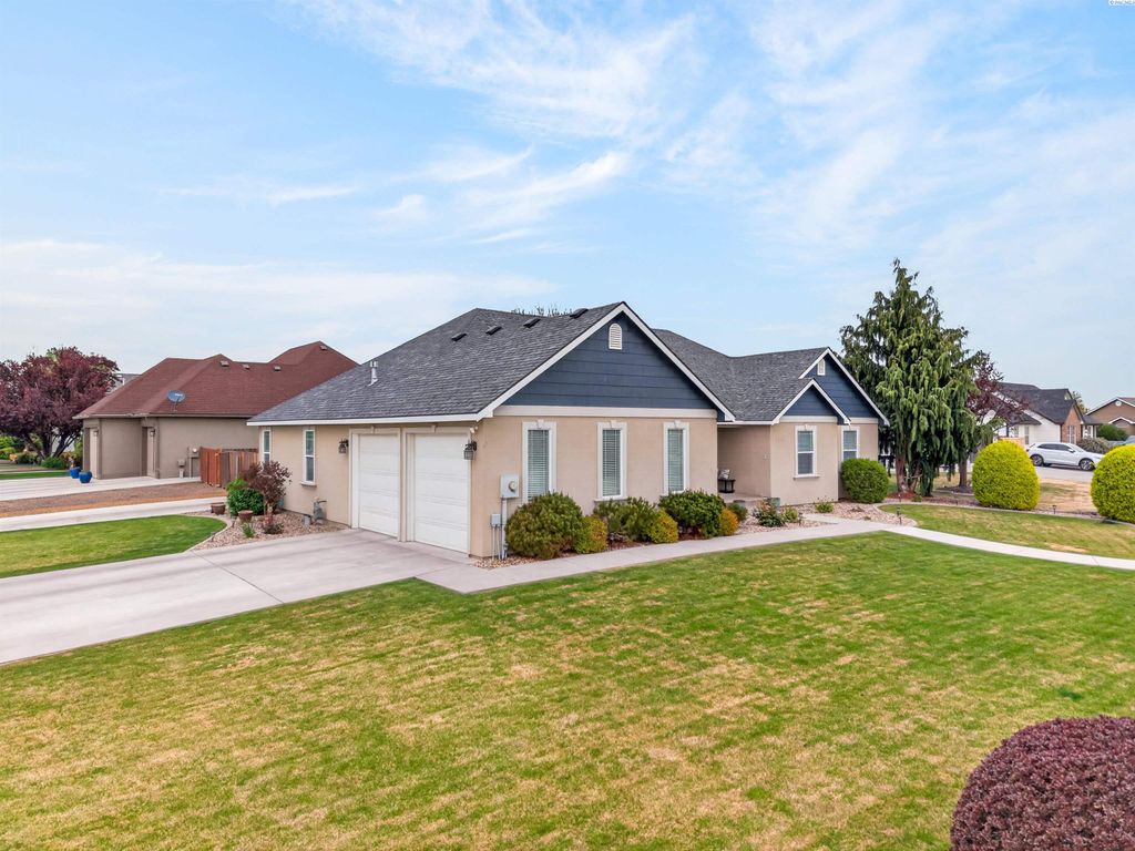 Photo of 1911 Wyant Dr, Grandview, WA 98930 (MLS # 292203)