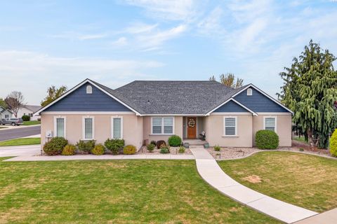 Photo of 1911 Wyant Dr, Grandview, WA 98930 (MLS # 292203)