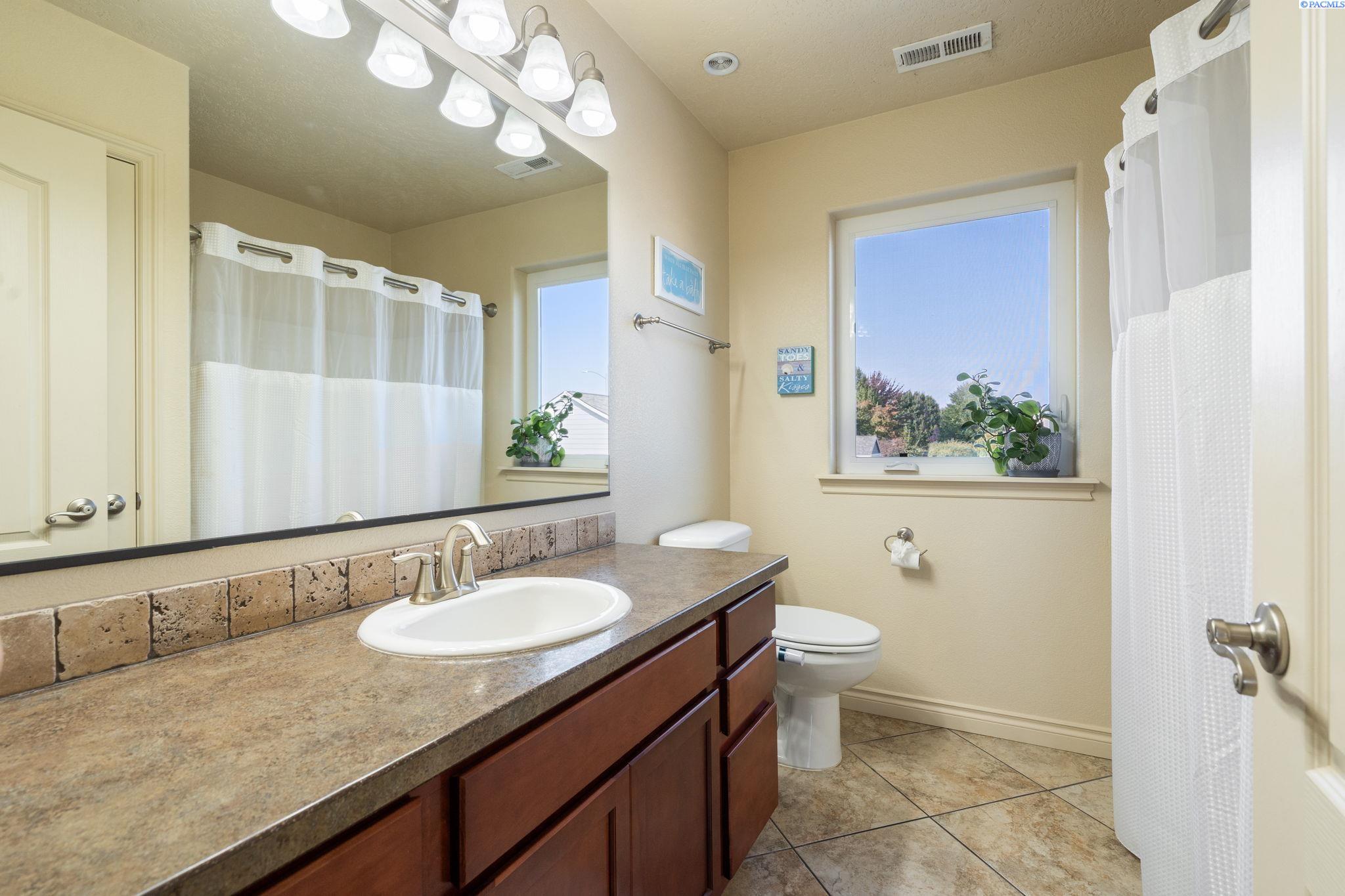 Pasco, Washington 99301, United States, 3 Bedrooms Bedrooms, ,2 BathroomsBathrooms,Residential,Active,220724